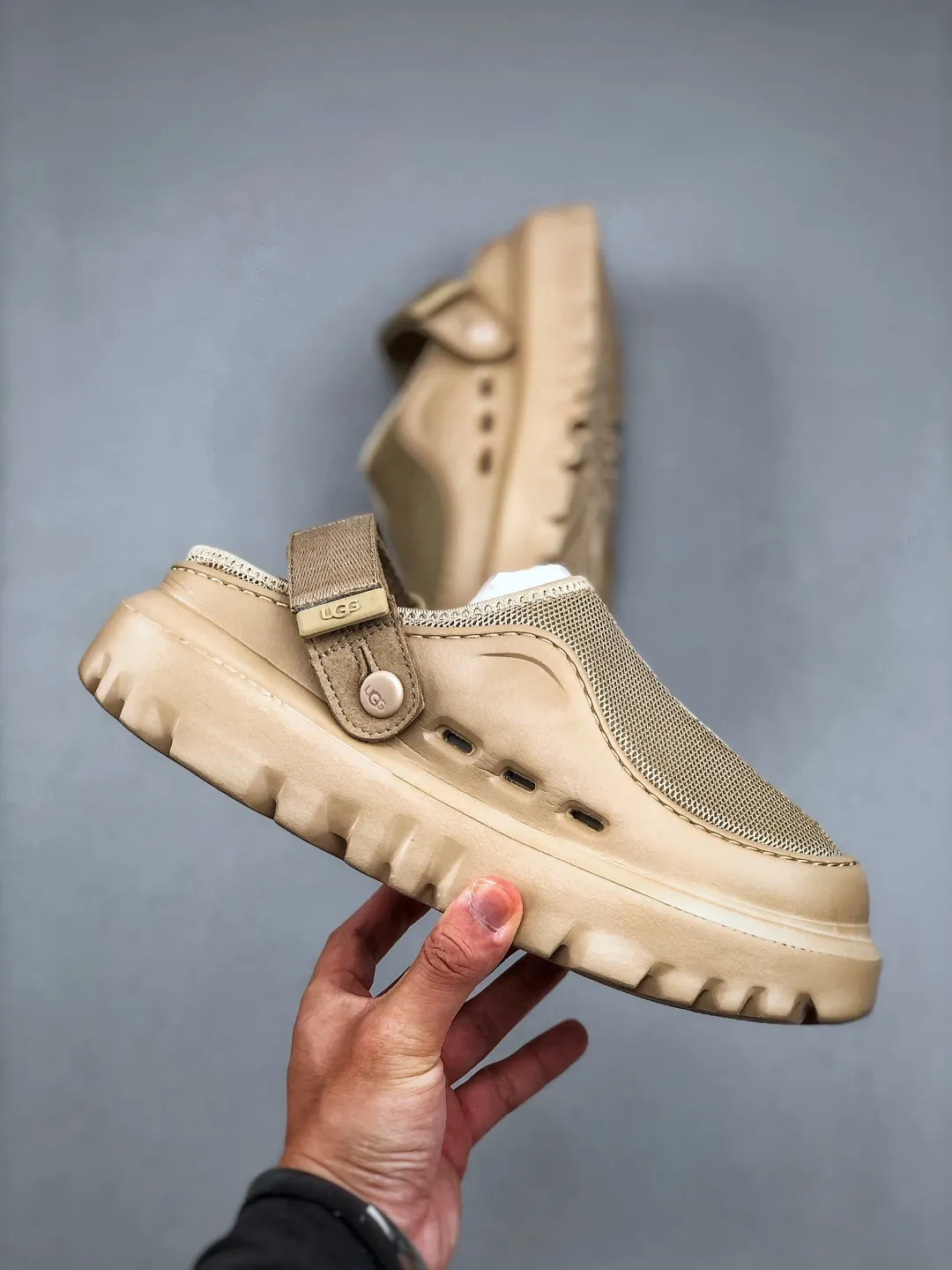 💰440 support store L/UGG summer new snow answer SKTA classic simple, comfortable and versatile, fashionable and casual, thick sole, comfortable, lightweight and breathable clog shoes, silent, wear-resistant and anti-wear. It is a vitality bomb in summer, full of youthful vitality, mesh material is breathable and light, super cool to wear in summer. Adjustable buckle design, convenient and considerate. The thick sole is non-slip and makes walking stable. Whether you are playing on the beach or strolling in the city streets, it can make you full of energy and become the center of attention ~ Size: 38-44